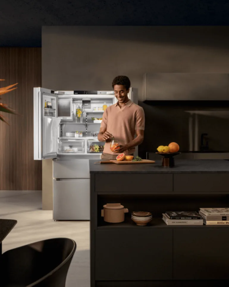 Refrigerador French Door Liebherr aberto numa cozinha