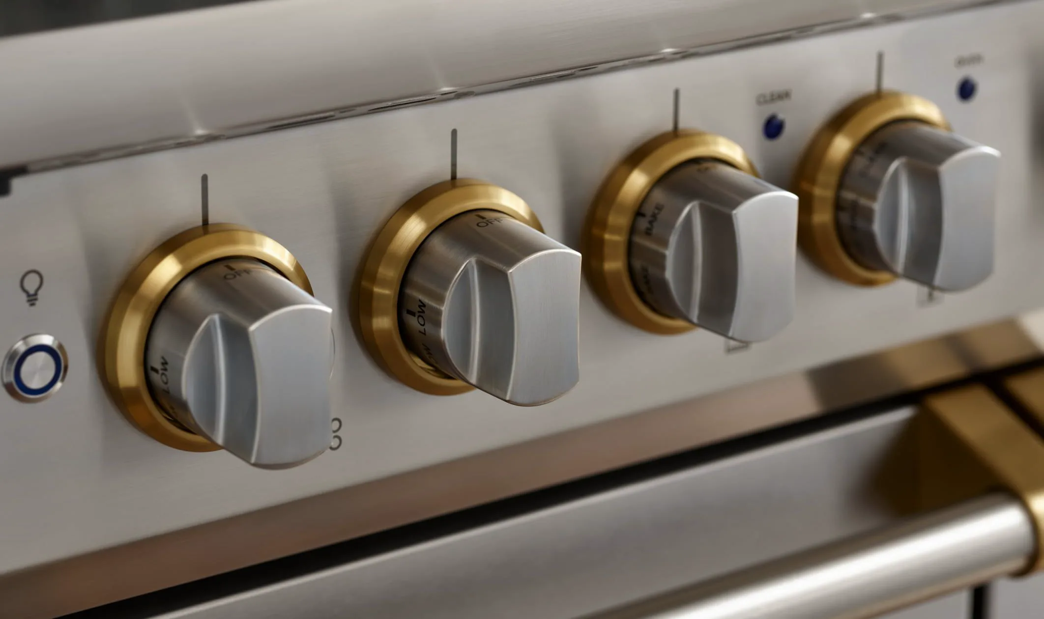 Detalhe dos comandos de um fogão profissional Viking em inox e latão